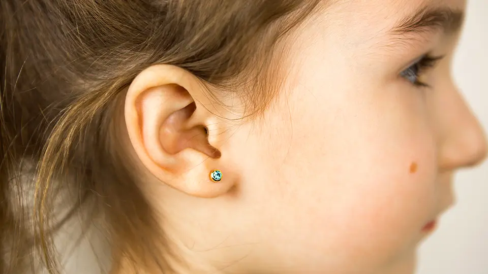 Los pendientes de bola son unos tipos de pendientes muy habituales como primeros pendientes para niños y niñas