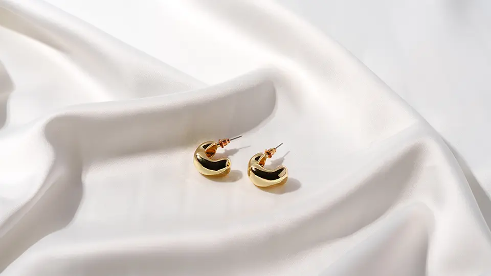 Pendientes de oro, que son uno de los tipos de pendientes más recomendados y consumidos