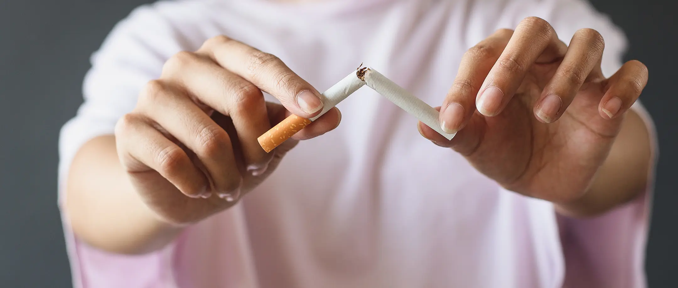 Una persona rompe un cigarrillo tras un proceso de Deshabituación Tabáquica en Elda
