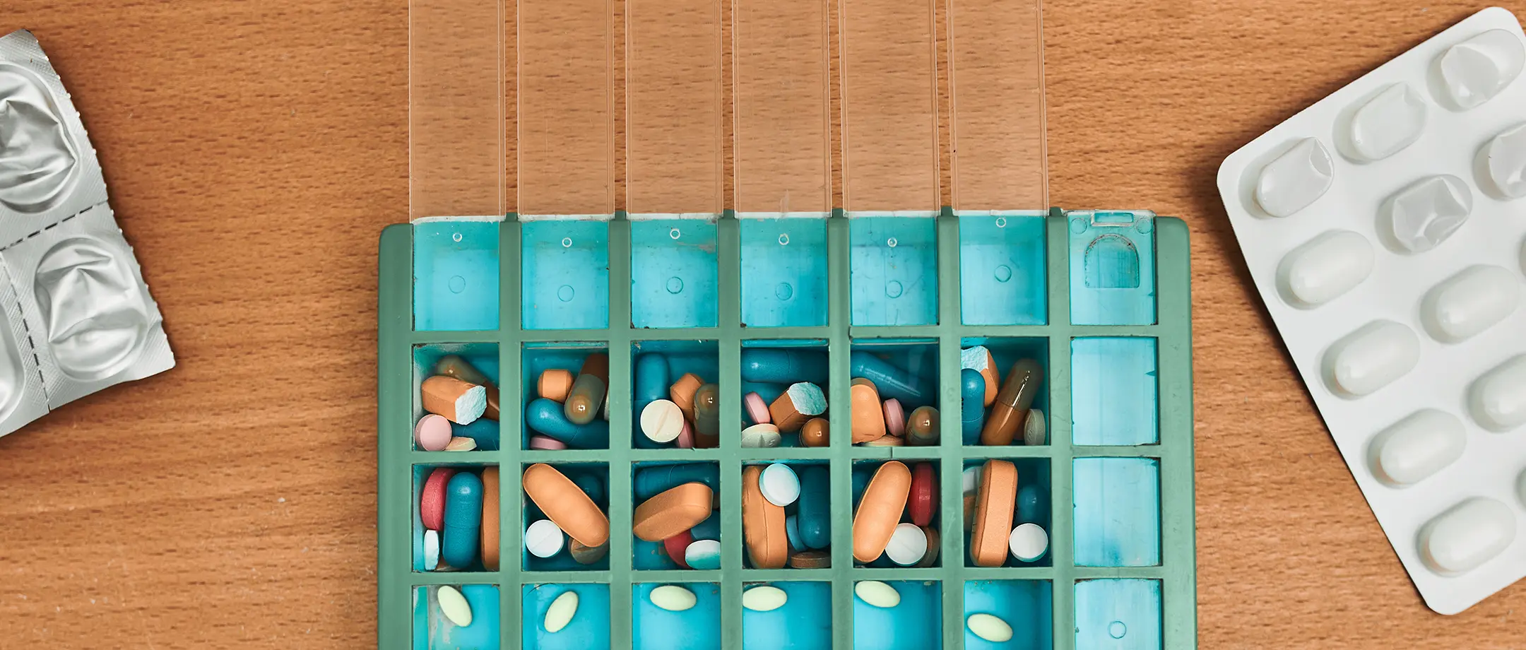 Pastillero con medicación proveniente de un Sistema Personalizado de Dosificación en Elda